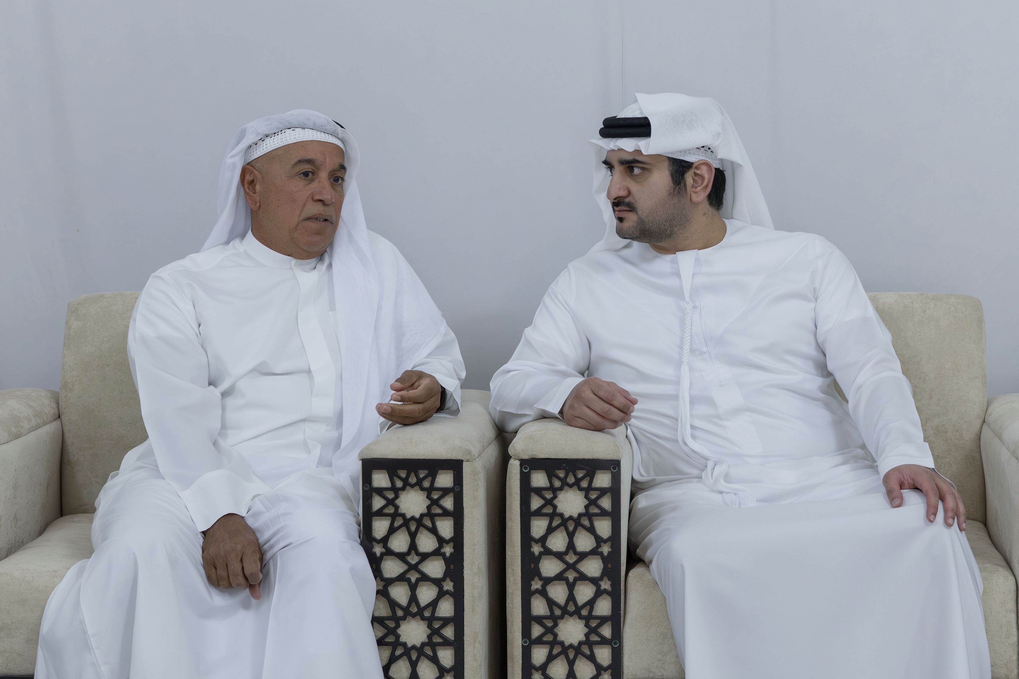 مكتوم بن محمد يقدم واجب العزاء في وفاة خلفان المهيري