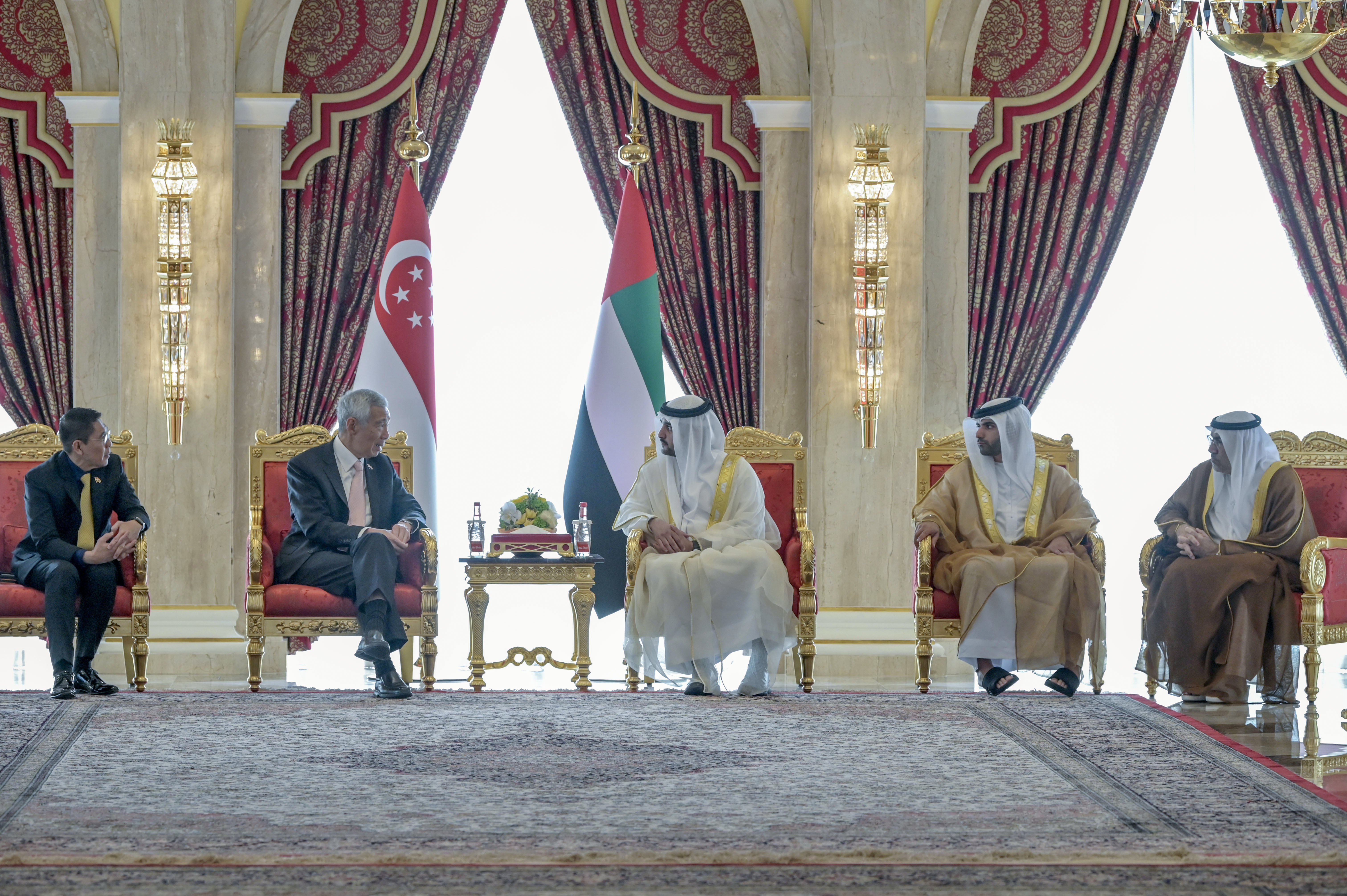 Maktoum bin Mohammed meets Prime Minister of Singapore, explores strengthening bilateral relations
