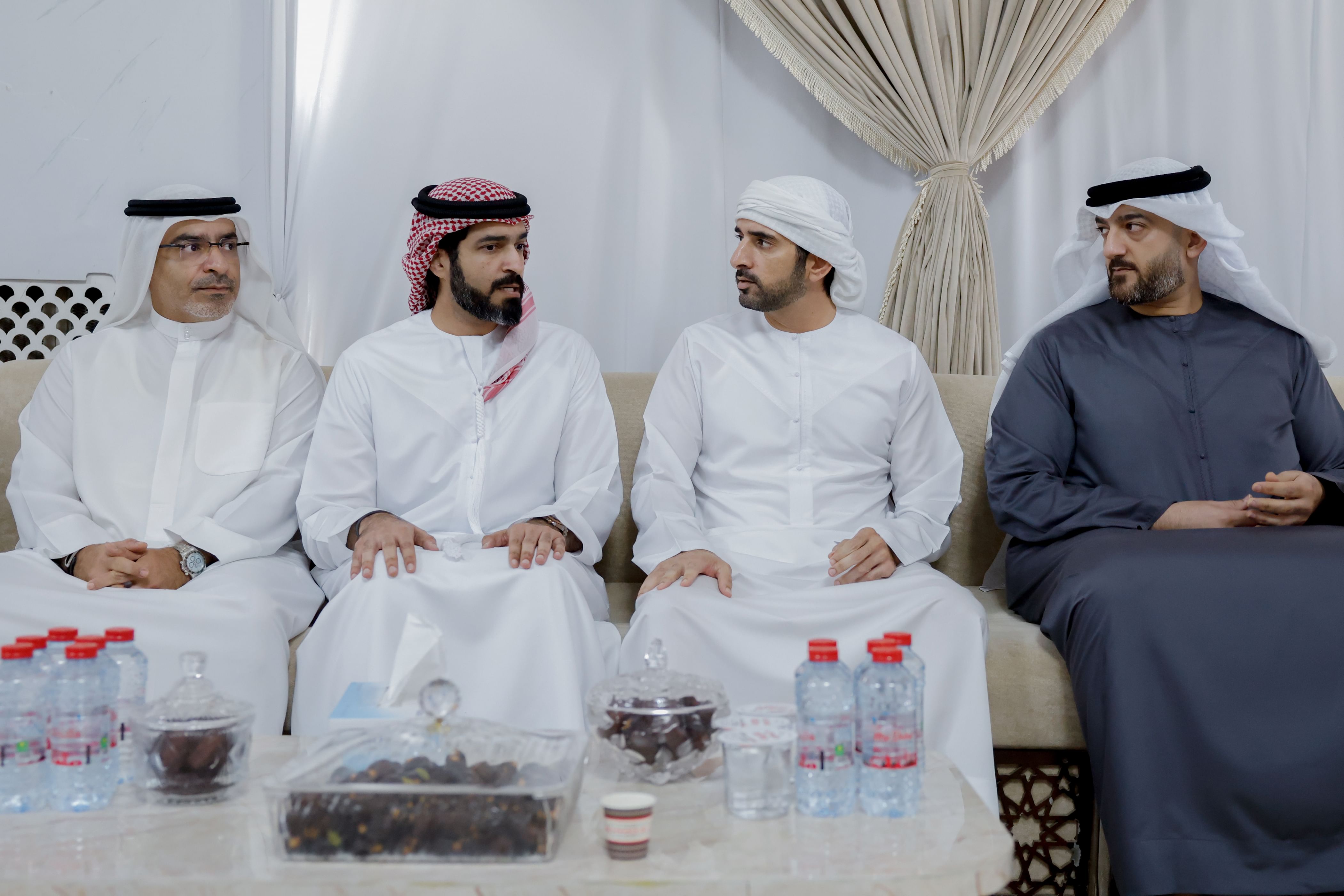 حمدان بن محمد يقدّم واجب العزاء في وفاة عبدالغني محمد حبيب آل رضا