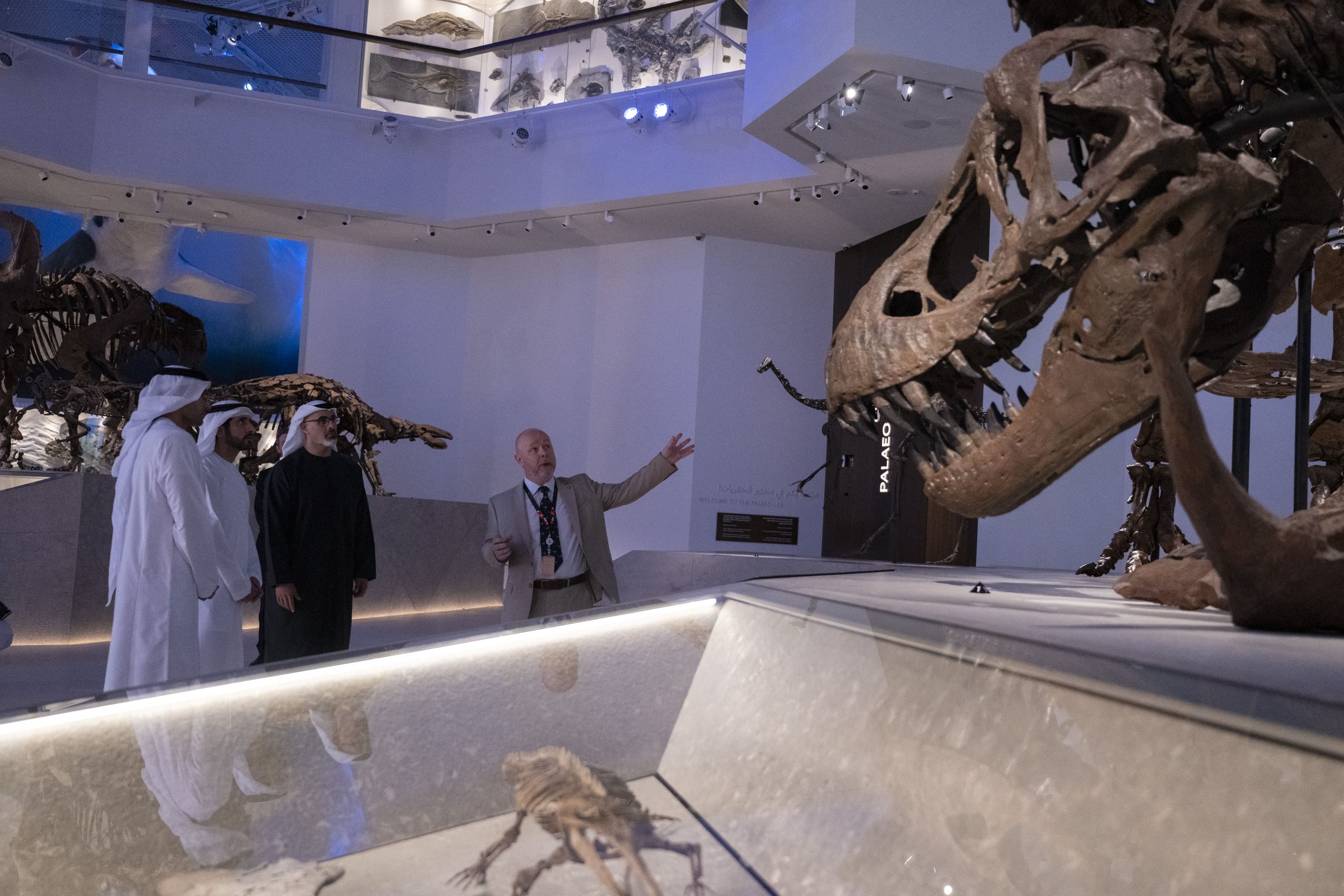خالد بن محمد بن زايد وحمدان بن محمد بن راشد يقومان بجولة في متحف التاريخ الطبيعي أبوظبي بالمنطقة الثقافية في السعديات