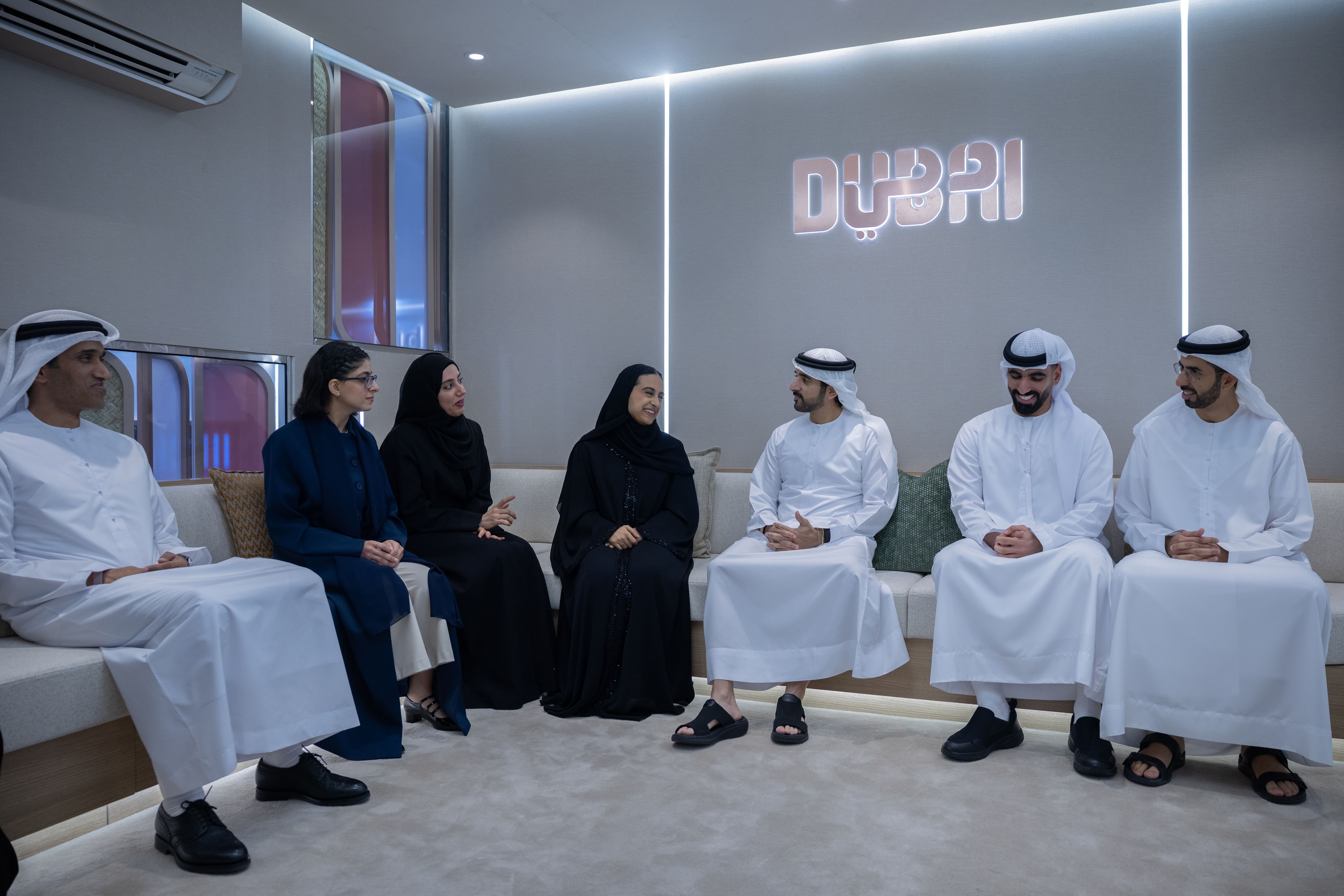 حمدان بن محمد يلتقي الدفعة الأولى من خريجي برنامج الابتعاث الأكاديمي للطلبة الإماراتيين