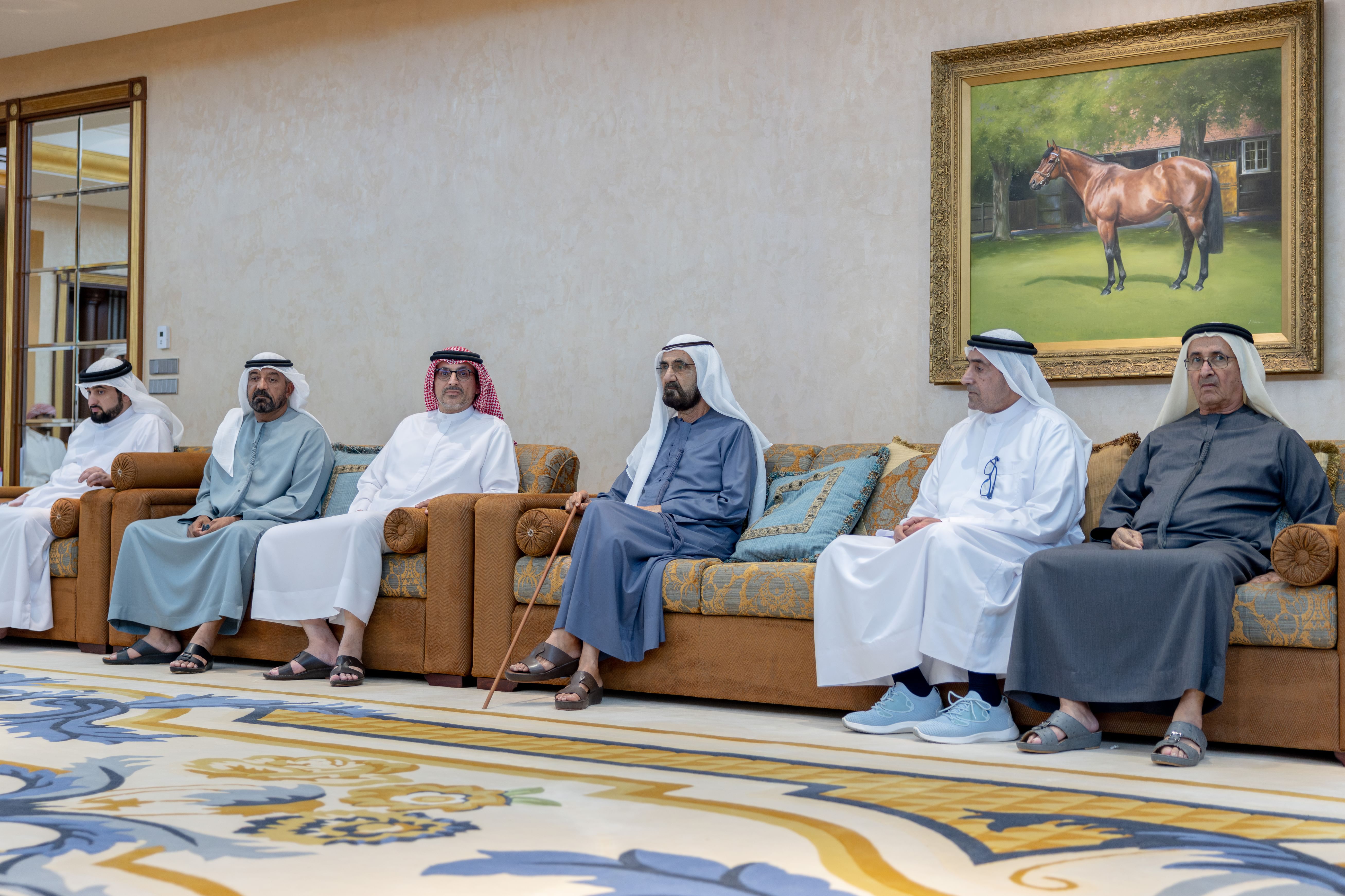 محمد بن راشد يقدم واجب العزاء في وفاة محمد بن عبيد آل مكتوم