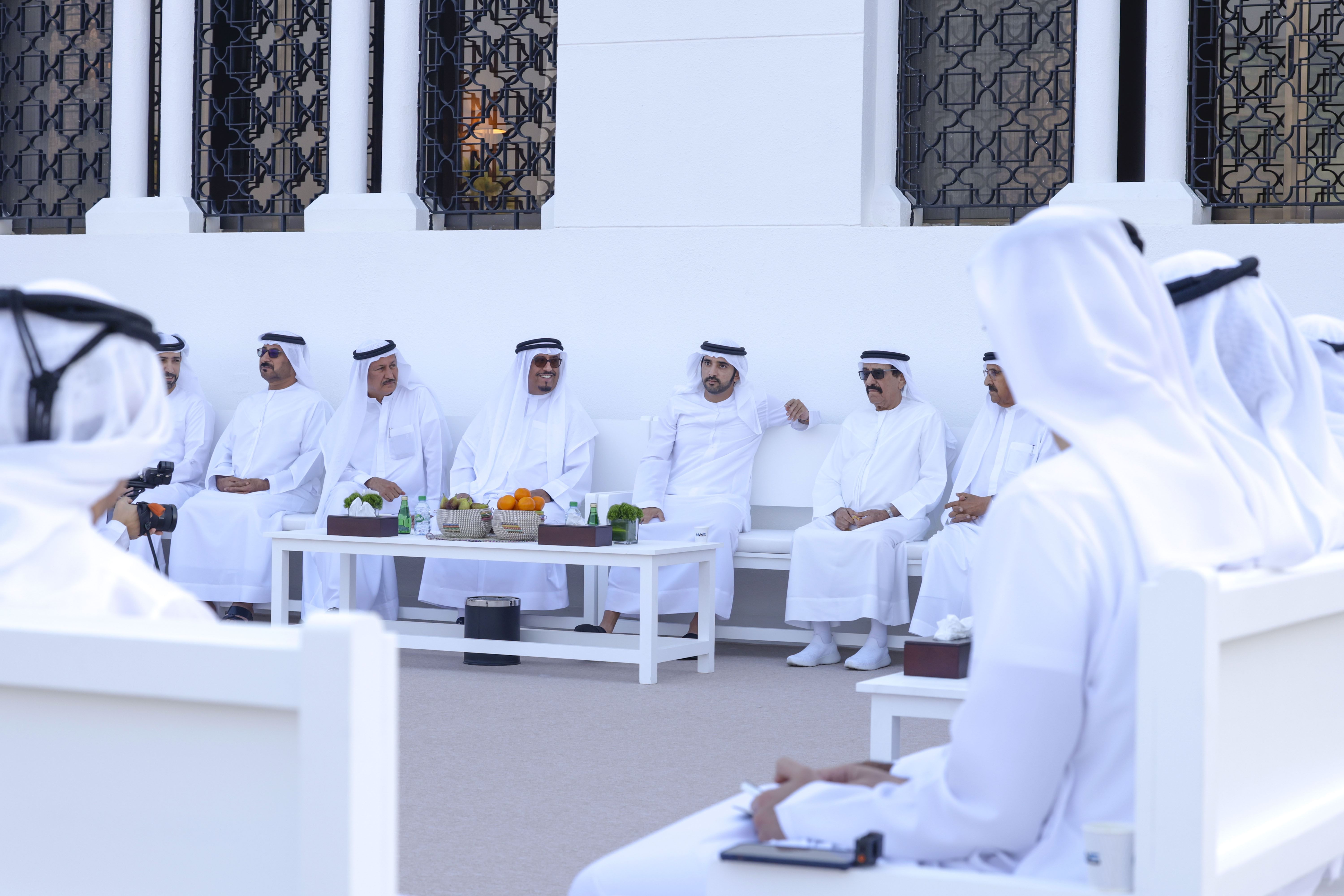 Hamdan bin Mohammed meets with heads of Dubai Government entities, senior officials