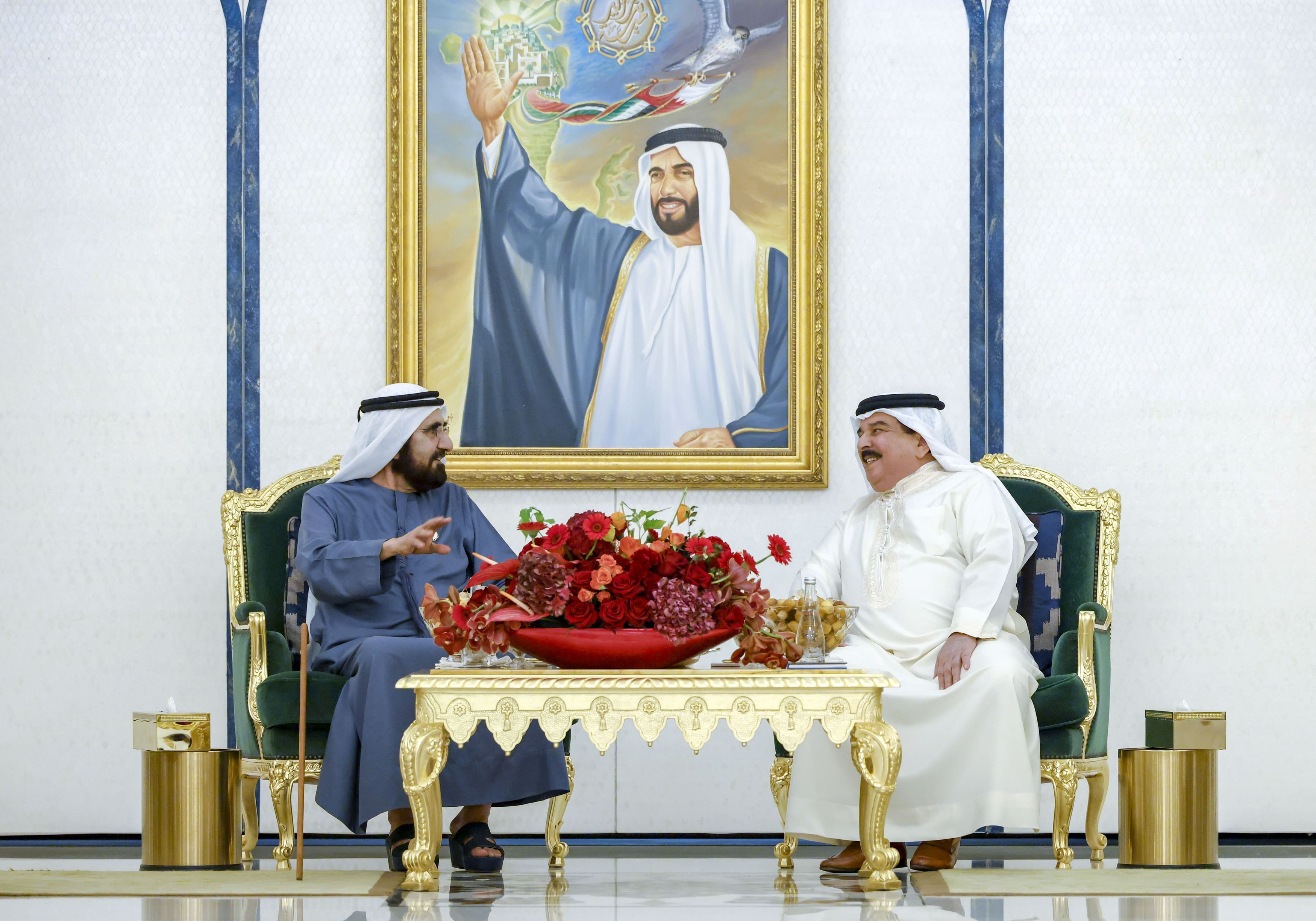 Mohammed bin Rashid meets with King of Bahrain at his residence in Abu Dhabi