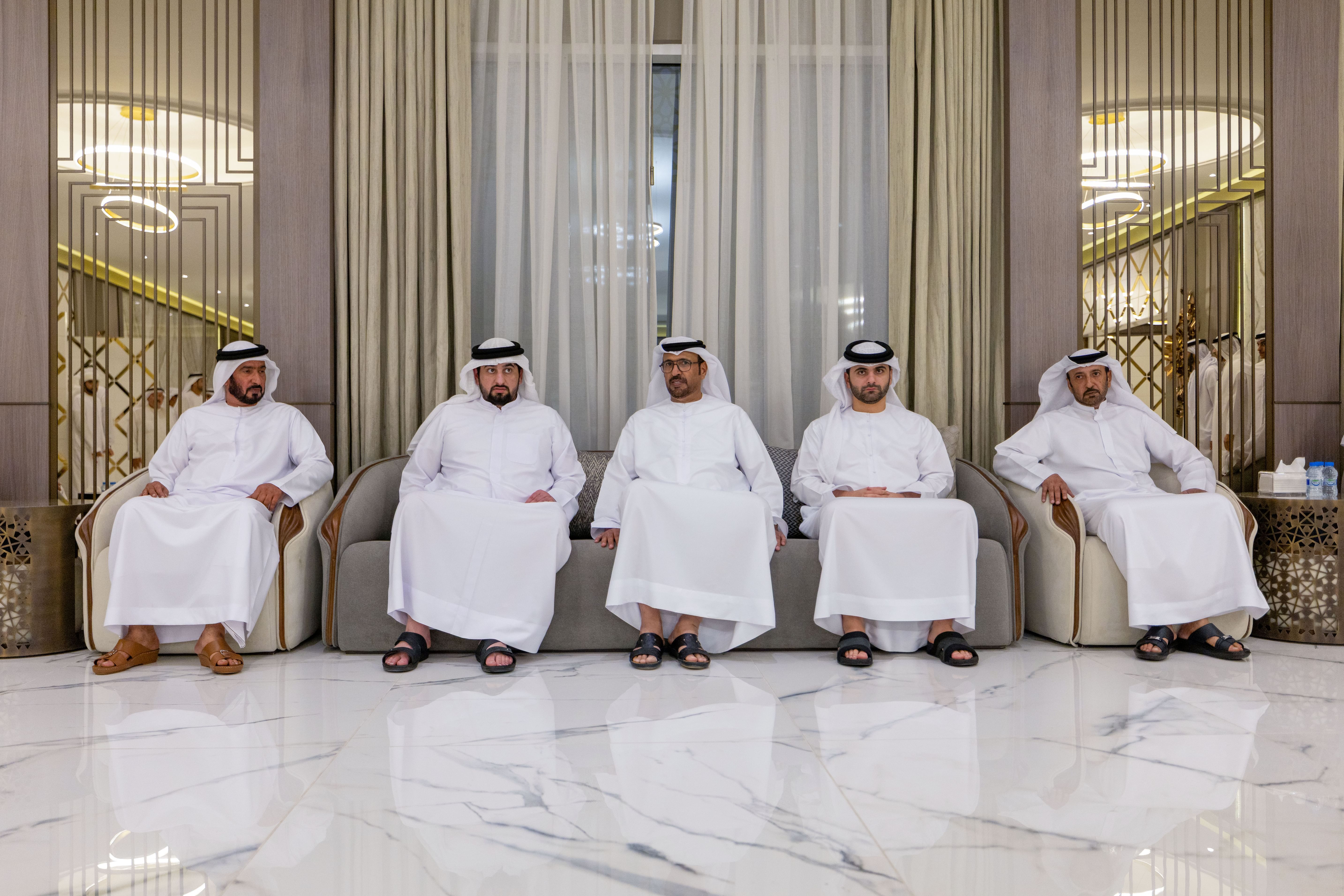 أحمد بن محمد يقدم واجب العزاء في والدة الفريق راشد ثاني المطروشي القائد العام للدفاع المدني بدبي