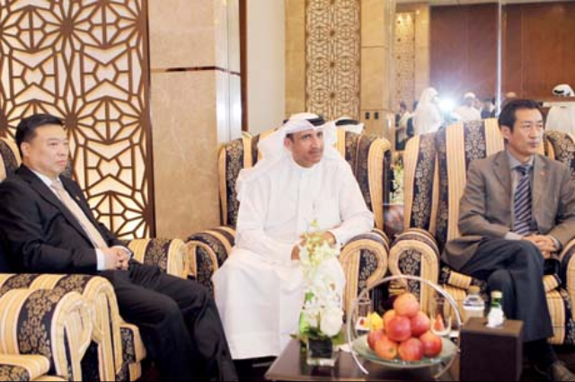 Maktoum bin Mohammed receives a Chinese official