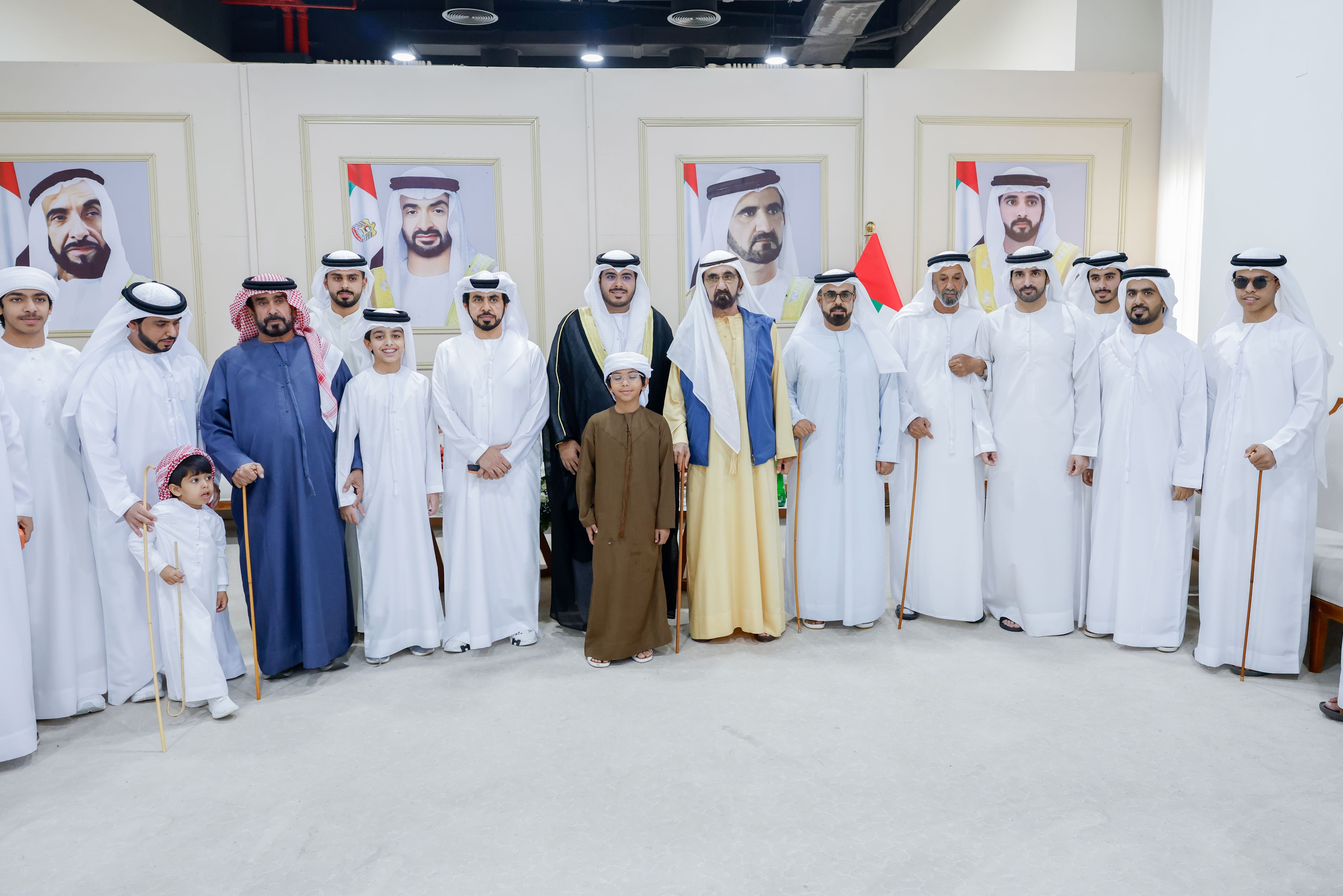 محمد بن راشد يحضر أفراح المقعودي والسبوسي