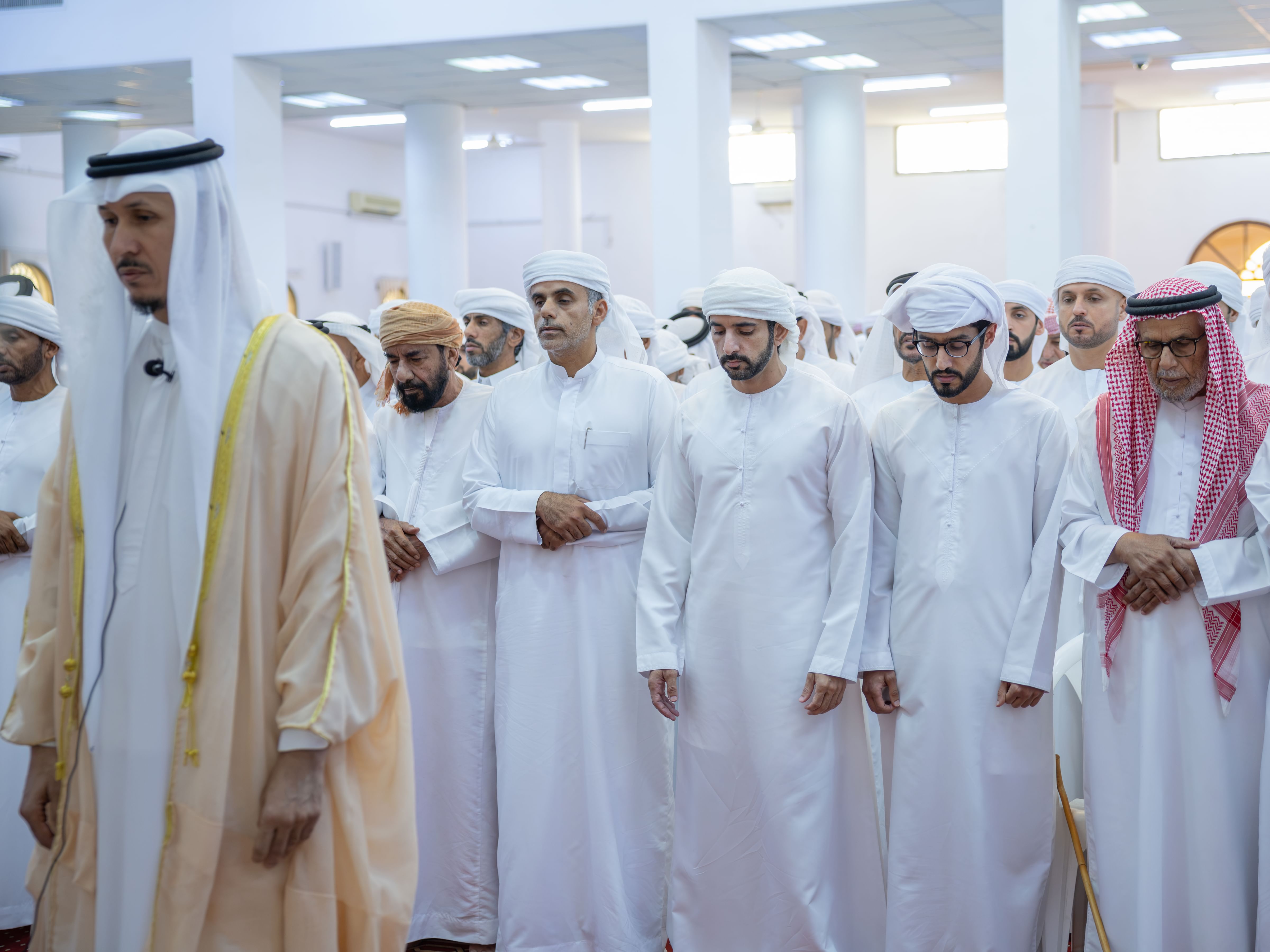 حمدان بن محمد يحضر تشييع جثمان سالم حمد بن نهيان العامري