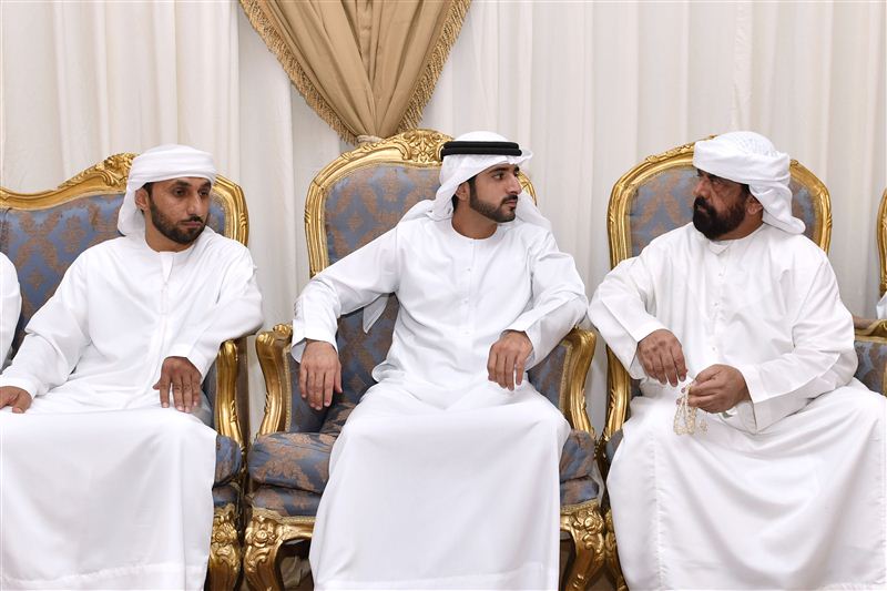 حمدان بن محمد بن راشد يقدم واجب العزاء لأسرة الشهيد خالد الشحي