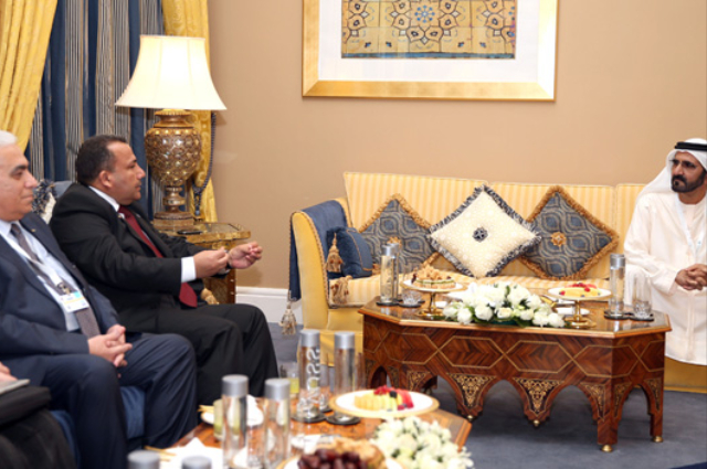 محمد بن راشد يعزي خميس المزينة بوفاة والده