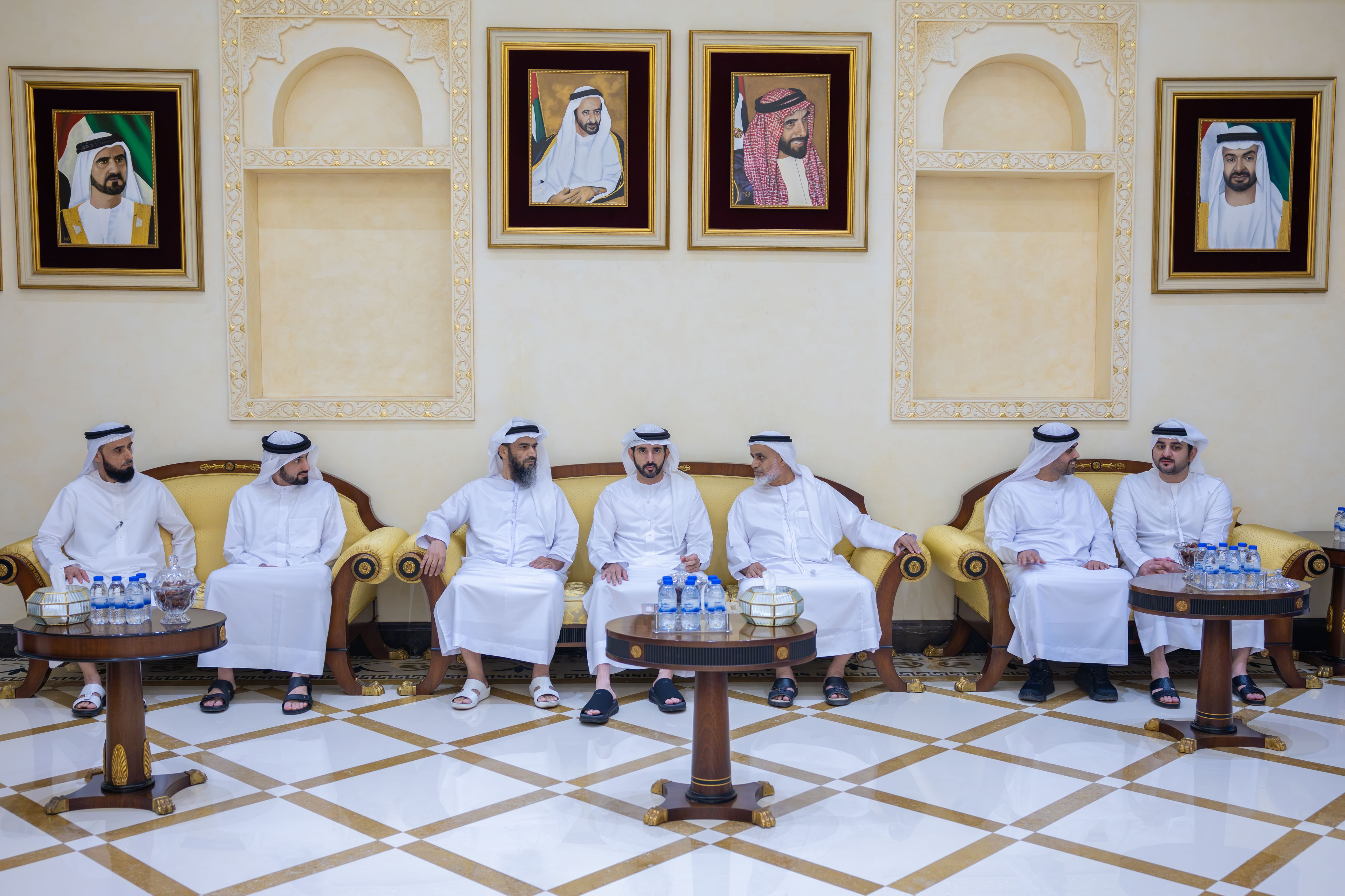 حمدان بن محمد ومكتوم بن محمد وأحمد بن محمد يقدمون واجب العزاء في وفاة خليفة بن ضاعن المهيري