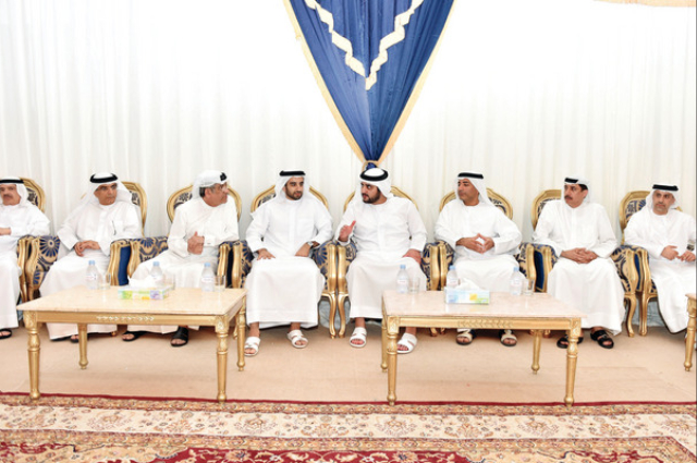 Maktoum bin Mohammed attends Dubai Marathon and honors winners 