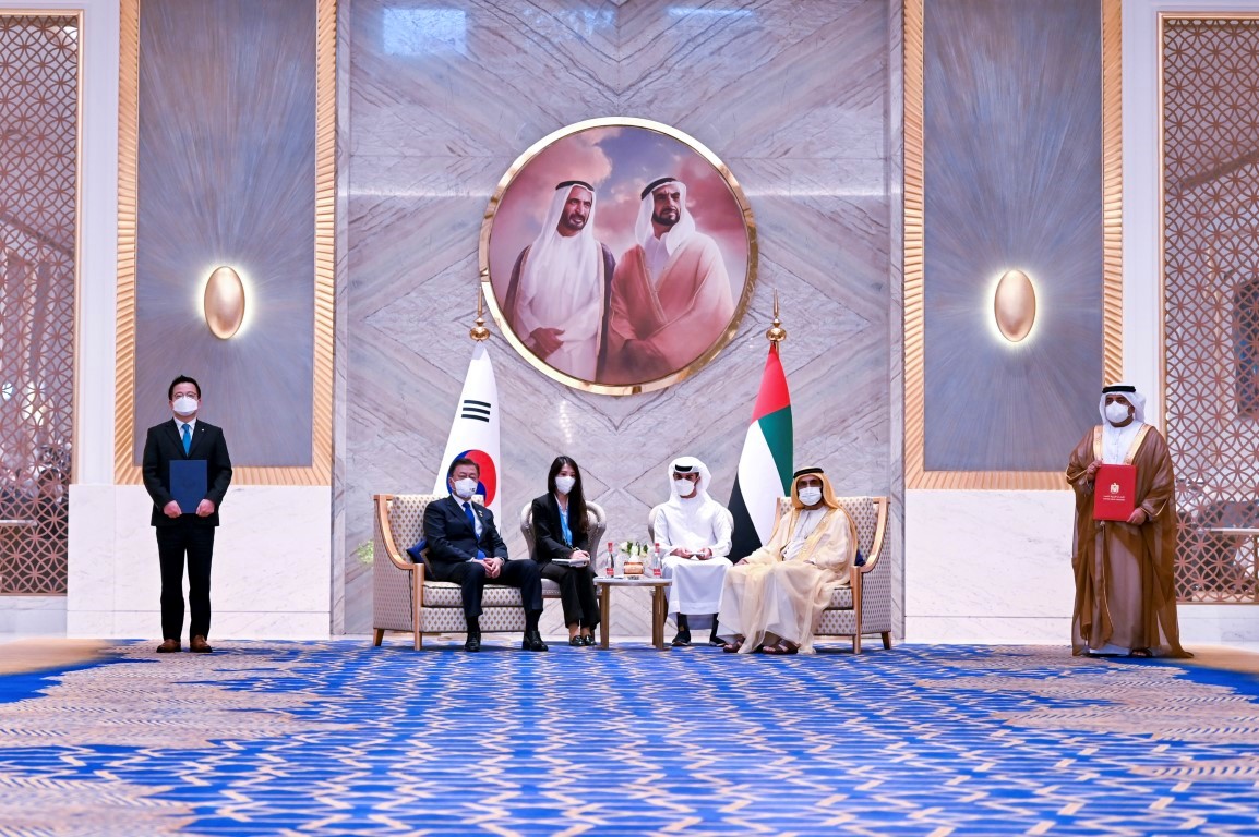 Mohammed bin Rashid meets with President Moon Jae-in of the Republic of Korea