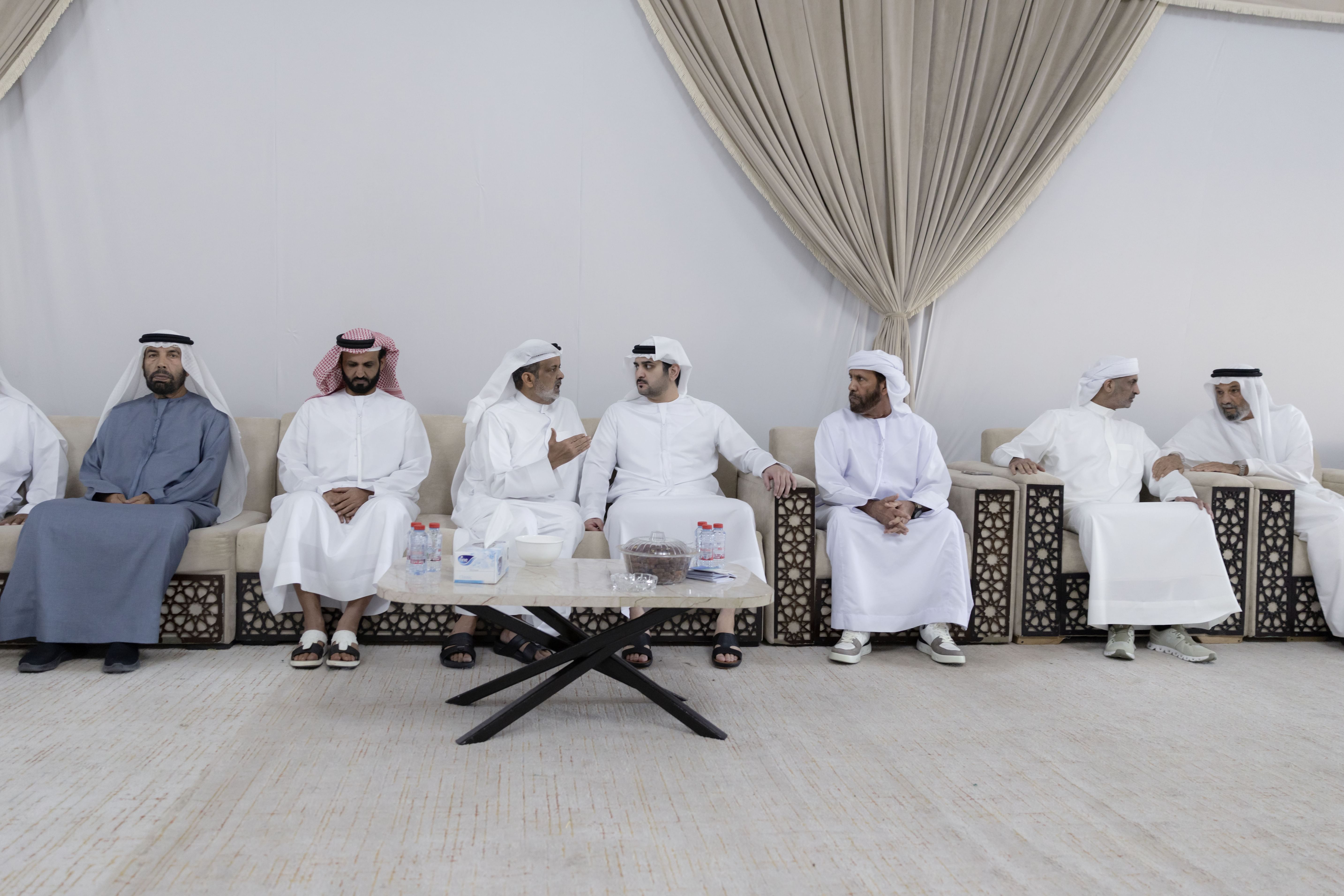 مكتوم بن محمد يقدم واجب العزاء في وفاة سعيد المروشد