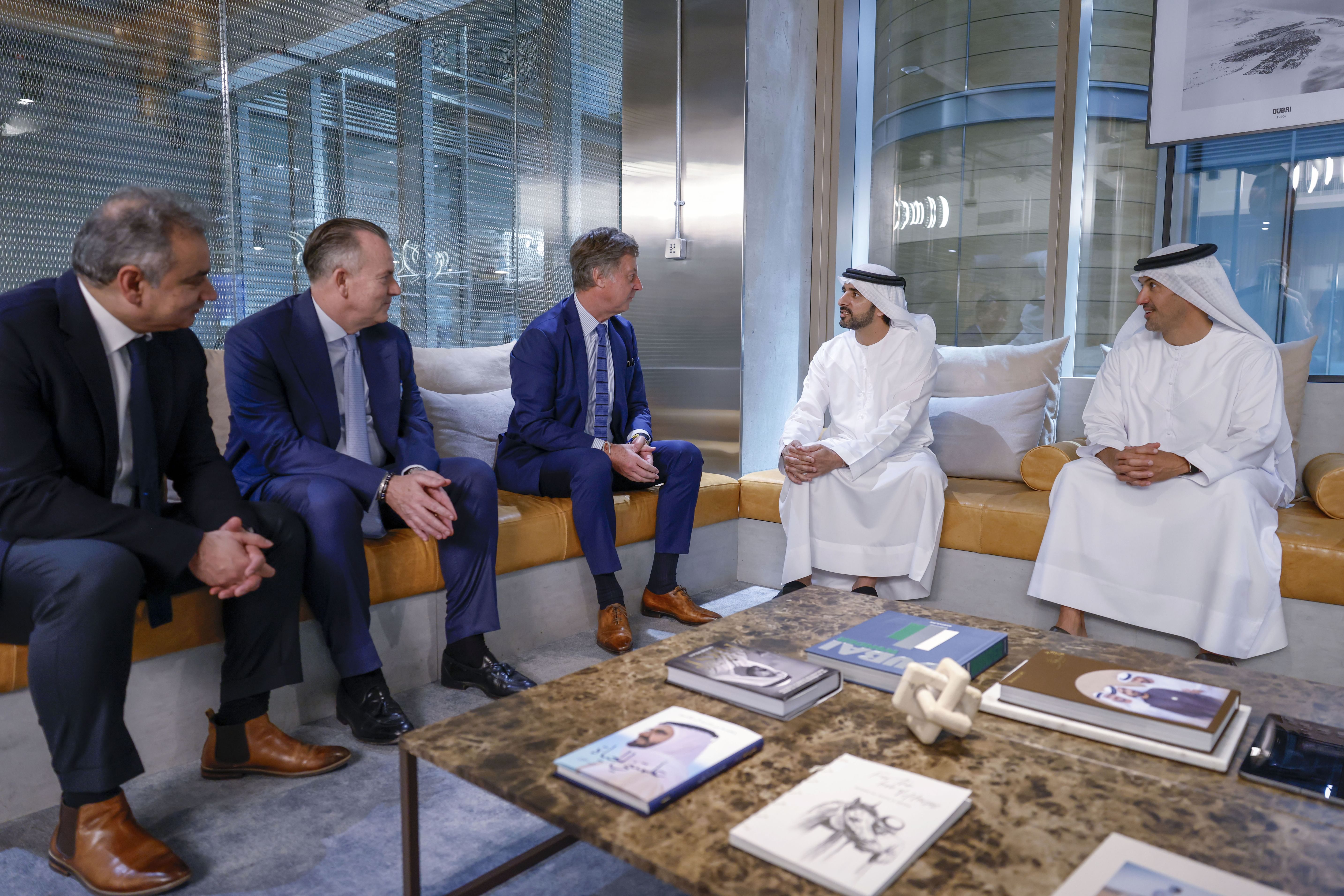 حمدان بن محمد يلتقي رئيس مجلس الإدارة والرئيس التنفيذي لمجموعة "أكور" العالمية